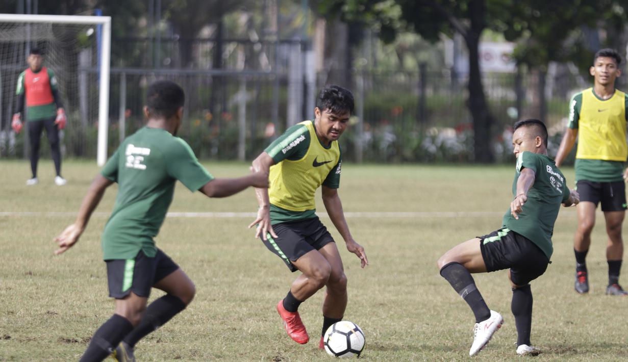 Pemain Timnas Indonesia U-23, Asnawi Mangkualam, menggiring bola saat latihan di Lapangan ABC, Jakarta, Kamis (14/3). Latihan ini merupakan persiapan jelang Kualifikasi Piala AFC U-23. (Bola.com/Vitalis Yogi Trisna)
