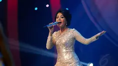 Pedangdut Indonesia Cici Paramida terlihat cantik saat diatas panggung, Jakarta Barat, Jumat (16/5/2014). (Liputan6.com/Miftahul Hayat)