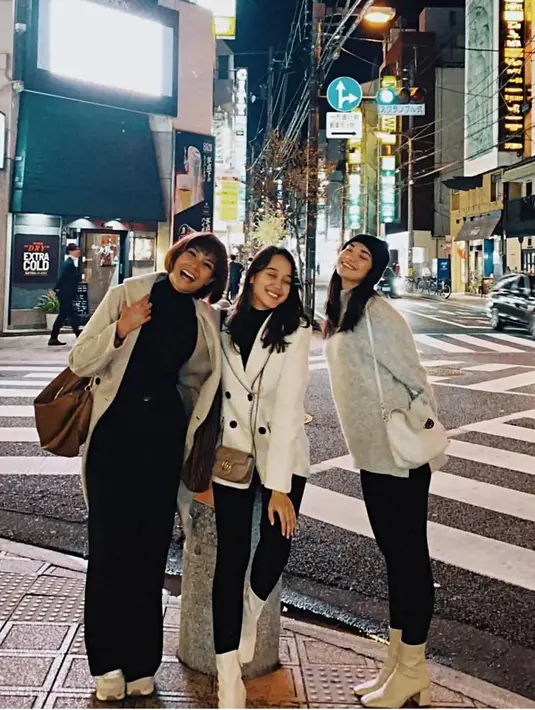 Banyak unggah momen serunya bersama para artis lainnya, begini momen seru Esta Pramanita bersama Haico dan Kaemita Boediono abadikan momen seru bersama menikmati indahnya malam di Negeri Sakura.  (Liputan6.com/IG/@estapramanita)