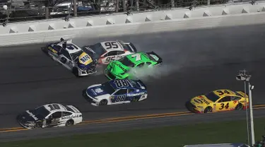 Mobil pembalap wanita, Danica Patrick (warna hijau) mengalami tabrakan beruntun saat perlombaan balap Nascar Daytona 500 Cup di Daytona International Speedway (18/2). (Sean Gardner/Getty Images/AFP)