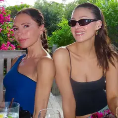Gaya Fashionanble Victoria Beckham dan Nicola Peltz saat Bersama. [@nicolaannepeltzbeckham]