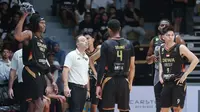 Pelatih Dewa United, Pablo Favarel, memberikan arahan kepada anak asuhnya saat melawan Borneo Hornbills pada Playoff IBL 2024 di Dewa United Arena, Sabtu (20/7/2024). (Bola.com/M Iqbal Ichsan)