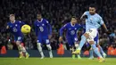 Alih-alih berhasil memperkecil ketertinggalan, Chelsea malah kembali kebobolan pada menit ke-84. The Cityzens lagi-lagi dapat hadiah penalti dari wasit stelah Foden dilanggar Kalidou Koulibaly di kotak terlarang. Kali ini, Riyad Mahrez menjadi algojo dan sukses menaklukkan Kepa. (AP Photo/Dave Thompson)