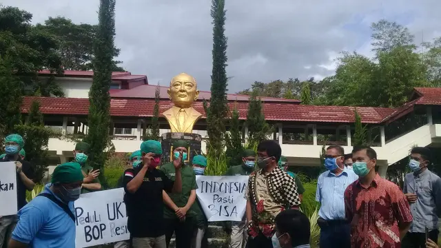Yang terjadi kemudian adalah debat terbuka antara para dokter residen dengan Gerung dan Gosal. Perdebatan hampir 30 menit itu tak berujung pada solusi.
