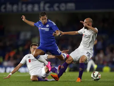 Gelandang Chelsea, Eden Hazard (tengah) berusaha melewati dua pemain Fiorentina pada laga International Champions Cup di Stadion Stamford Bridge, Inggris, Kamis (6/8/2015).  Chelsea dipermalukan Fiorentina dengan skor 0-1. (Reuters/Peter Cziborra)