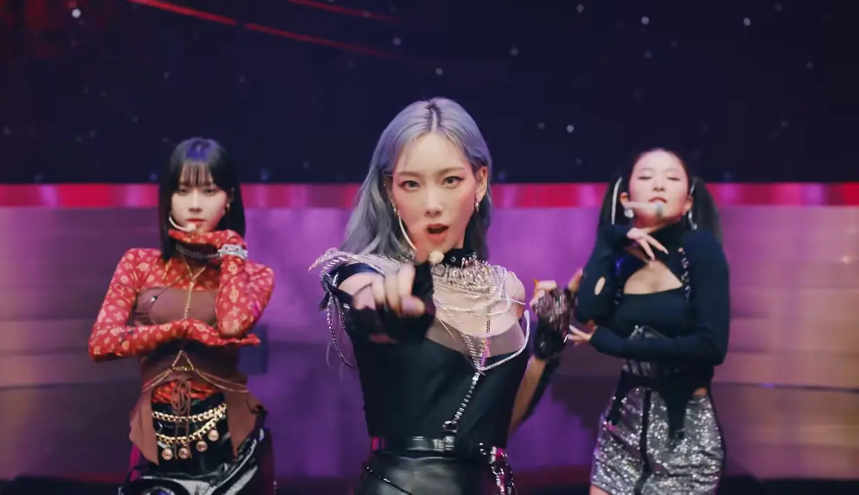 Terdiri dari 7 idol perempuan terbaik, mereka untuk kali pertama unjuk gigi di SMTOWN Live 2022 pada 1 Januari kemarin. (YouTube Girls on Top)