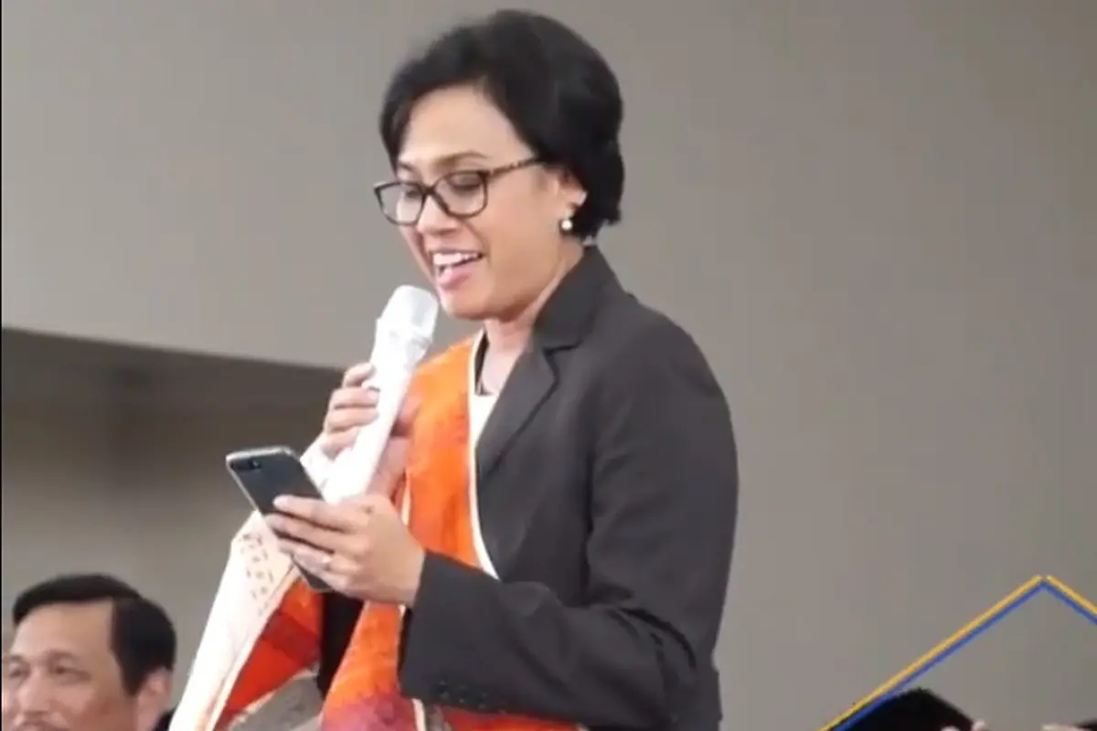Sri Mulyani bernyanyi di acara wisuda (foto: Facebook Sri Mulyani)