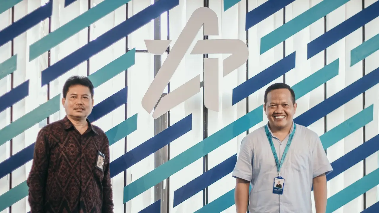 Ketua STMIK Primakara Bali (baju putih)
