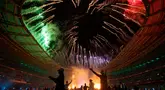 Kembang api ditembakkan dari atap Stade de France pada akhir Upacara Penutupan Pertandingan Paralimpiade Paris 2024, di Saint-Denis, Paris, pada 8 September 2024. Thibaud MORITZ/AFP)