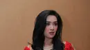Selain membagikan salam tempel, penyanyi yang dikenal mirip Syahrini KW yang memiliki nama asli Fitriani Andriani itu juga membagikan sembako  pada orang yang tidak mampu. (Andy Masela/Bintang.com)