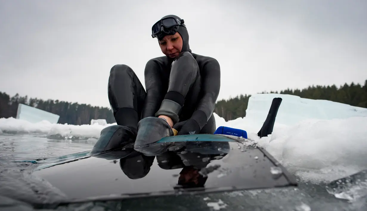 Johanna Nordblad jelang menyelam di danau beku, Somero, Finlandia, Selasa (27/2). Johanna Nordblad memegang rekor dunia freediving di bawah es dengan baju renang sejauh 50m. (AFP PHOTO / Olivier Morin)