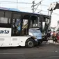 Alat berat mengevakuasi bus transjakarta yang mengalami kecelakaan dengan kereta api di perlintasan Jalan Mangga Dua, Jakarta, Kamis (19/5). Kecelakaan itu melibatkan bus Transjakarta, mobil Avanza dan kereta Senja Utama Solo. (Liputan6.com/Faizal Fanani)