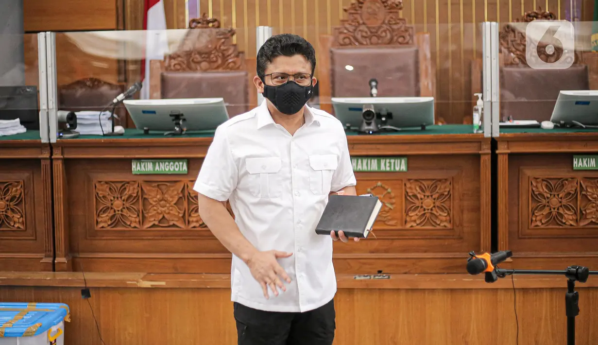 Terdakwa kasus pembunuhan Brigadir Nopriansyah Yosua Hutabarat atau Brigadir J, Ferdy Sambo membawa buku hitam saat menjalani sidang lanjutan dengan agenda mendengarkan keterangan saksi dari Jaksa Penuntut Umum (JPU) di Pengadilan Negeri Jakarta Selatan, Selasa (8/11/2022). Ketua Indonesia Police Watch (IPW), Sugeng Teguh Santoso, menduga buku hitam yang dipegang Ferdy Sambo berisi nama-nama anggota Polri yang menerima gratifikasi bisnis tambang di Kalimantan. (Liputan6.com/Faizal Fanani)