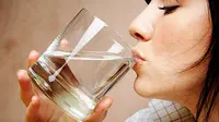 Minum air mineral di pagi hari ternyata bukan hanya untuk meluruhkan lemak dalam badan. | via: lifehack.org