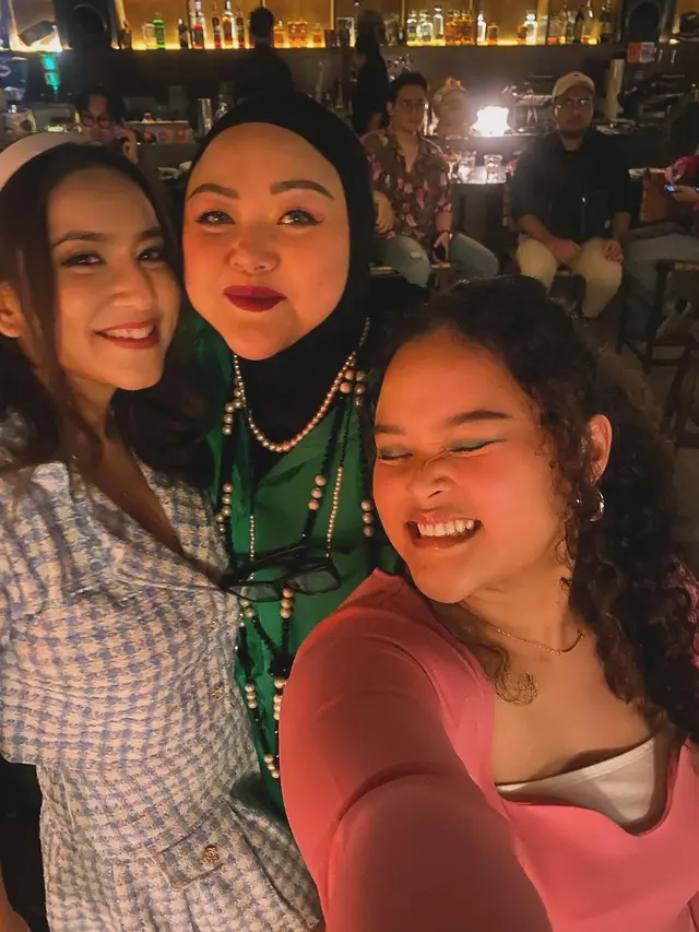 6 Potret Risma Nilawati Ibunda Harleyava Princy di Ultah Anak Sule, Tampil Bak ABG