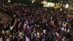 Suasana saat ribuan warga mulai memadati kawasan Bundaran HI untuk merayakan malam pergantian tahun, Jakarta, Rabu (31/12/2014). (Liputan6.com/Faizal Fanani)