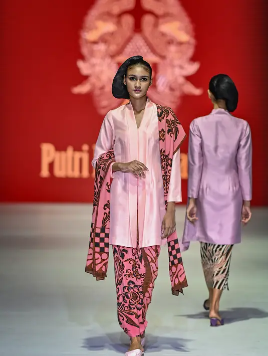 Sesuai dengan tema warna lembayung, palet warna ungu tua sampai muda ditambahkan dengan warna merah hati yang klasik, hingga warna wortel yang kekinian. [Foto: Document/JFW]