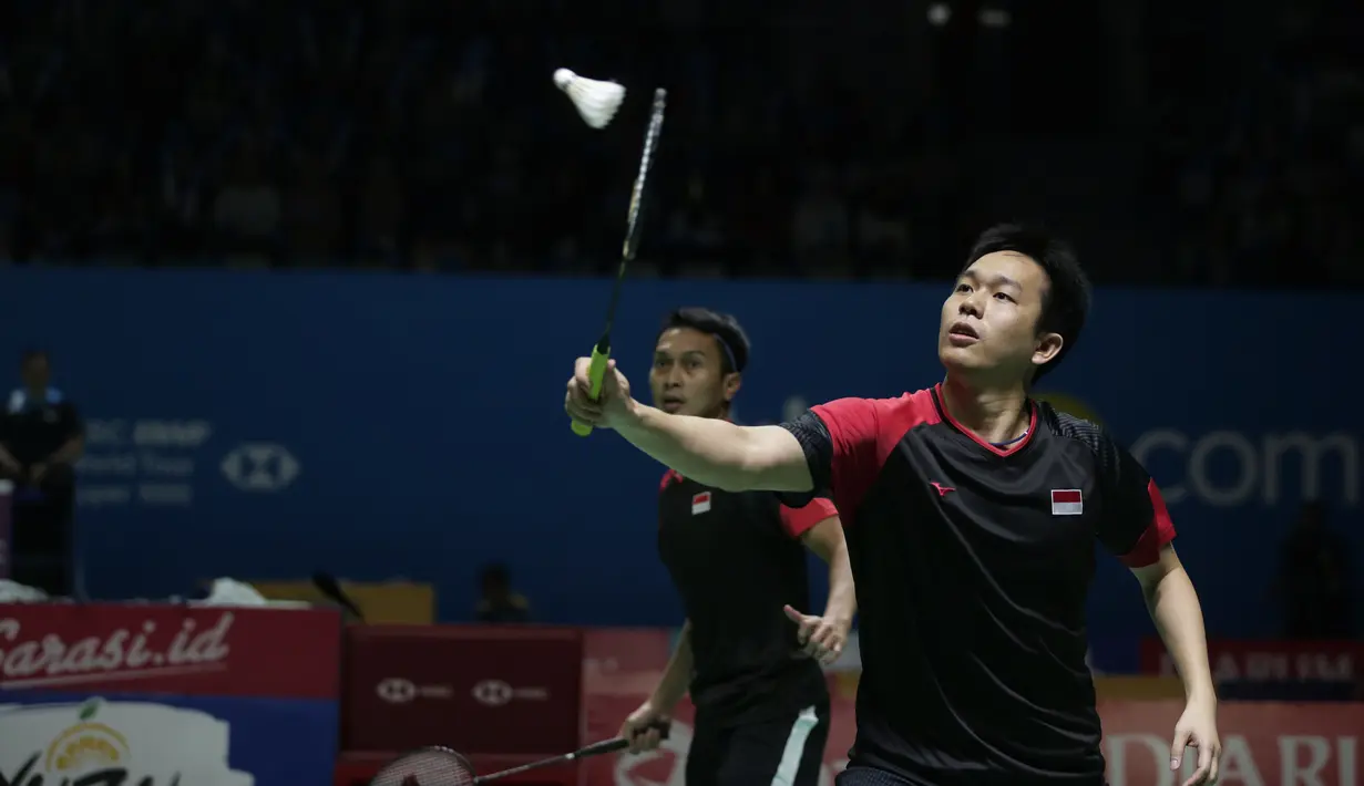 Ganda putra Indonesia, Hendra Setiawan / Mohammad Ahsan, mengembalikan kok saat melawan Yuta Watanabe / Hiroyuki Endo, pada Indonesia Open 2019 di Istora Senayan, Jumat (19/7). Hendra / Ahsan menang 21-15 9-21 22-20. (Bola.com/Yoppy Renato)