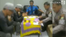 Rapper Iwa K ditangkap di Bandara Soekarno Hatta karena kedapatan membawa ganja yang berada adalam bungkus rokok