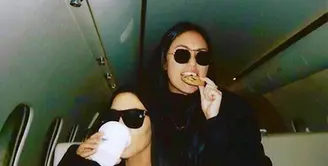 Perampokan yang terjadi pada Kim Kardashian tahun lalu memang cukup menghebohkan dan cukup membuat Kim hampir kehilangan nyawanya. Lantaran trauma juga membuat Kim menghilang sejenak dari publik dan dunia maya. (Instagram/kimkardashian)