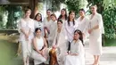 Pesinetron Hana Saraswati mendapuk beberapa rekan selebriti untuk menjadi bridesmaid-nya. Dua di antaranya adalah Ranty Maria dan Ochi Rosdiana. [@raravers.id/@sarahkiehl/@hanahaho].