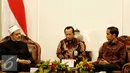 Presiden Joko Widodo berbincang dengan Grand Syeikh Al Azhar Ahmed Muhammad Ahmed El Tayeb di Istana Merdeka, Jakarta, Senin (22/2). Kunjungan El Tayeb membahas ajaran Islam yang moderat dan rahmatan lil alamin. (Liputan6.com/Faizal Fanani)