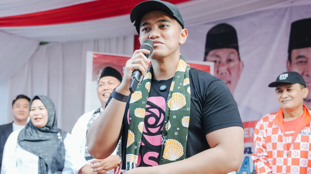 Ketua Umum Partai Solidaritas Indonesia (PSI) Kaesang Pangarep melakukan blusukan ke Kabupaten Tanjung Jabung Barat, Jambi.