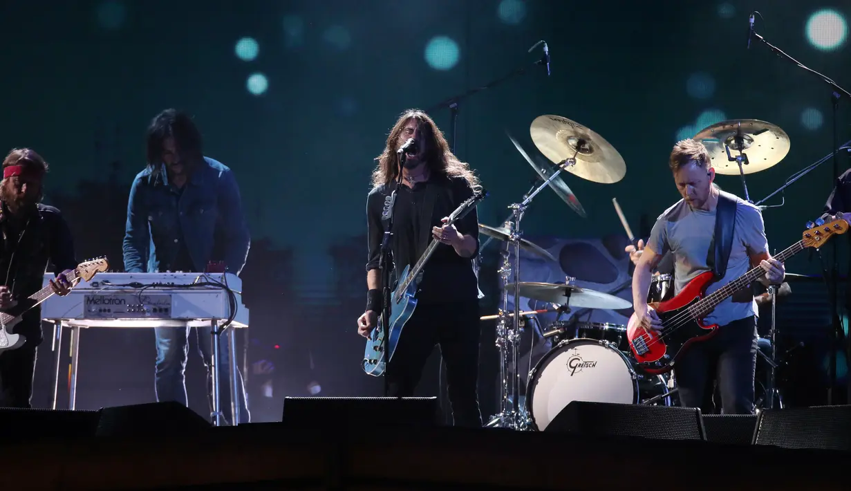 Penampilan band Foo Fighters saat menghibur penonton di Brit Awards 2018 di London, Rabu (21/2). Brit Awards adalah penghargaan musik tahunan di Inggris yang didirikan oleh British Phonographic Industry. (Joel C Ryan / Invision / AP)