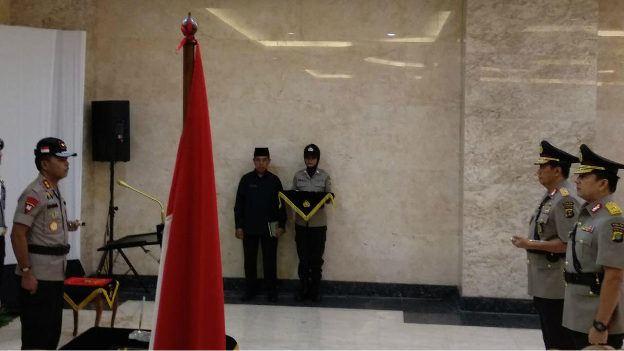 Kapolda Metro Jaya Irjen Pol Idham Aziz memimpin upacara serah terima jabatan terhadap Wakapolda Metro Jaya Brigjen Pol Wahyu Hadiningrat