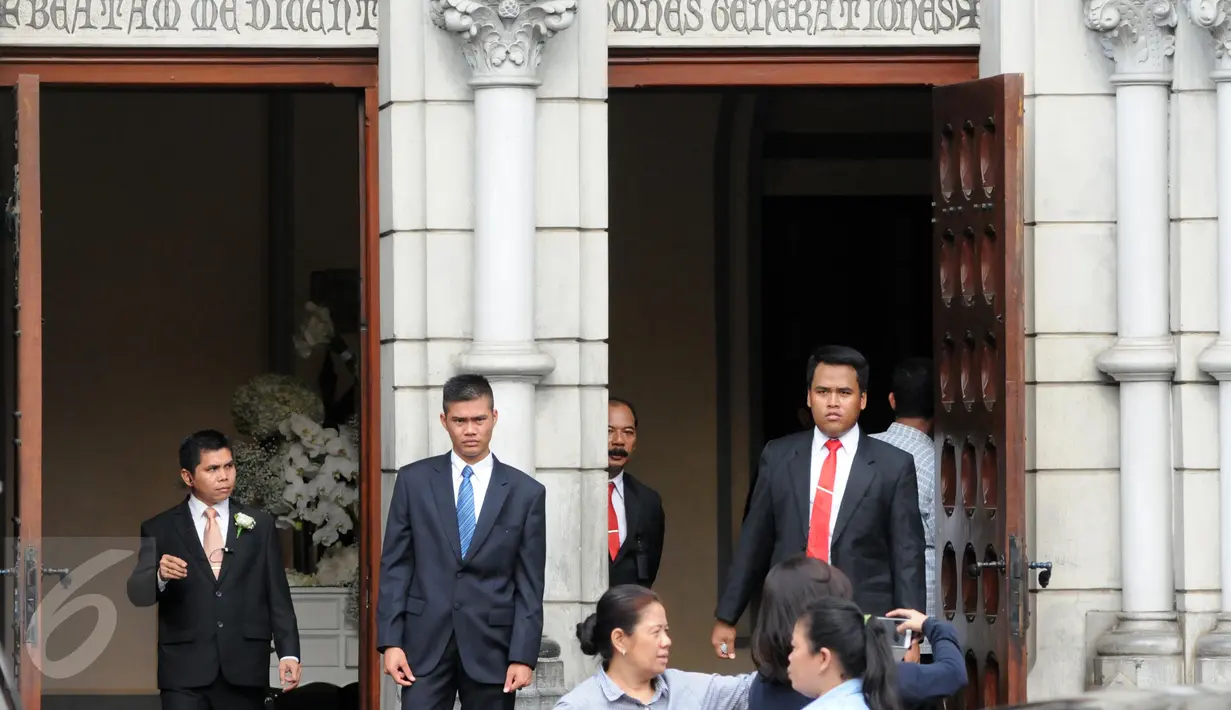 Penjaga saat melakukan pengamanan disekitar Gereja Katedral, Jakarta Pusat, Jumat (27/11). Wisatawan dilarang masuk ketika pernikahan anak dari ketua DPR RI berlangsung. (Liputan6.com/Helmi Afandi)
