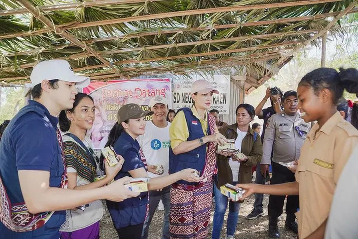 7 Potret Luna Maya dan Maxime Bouttier di Kupang, Beri Bantuan Gedung Sekolah
