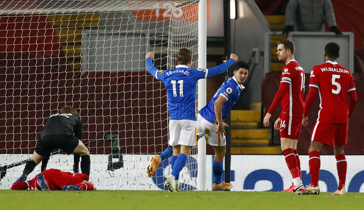 Pemain Brighton Steven Alzate (tengah) melakukan selebrasi usai mencetak gol ke gawang Liverpool pada pertandingan Liga Inggris di Anfield Stadium, Liverpool, Inggris, Rabu (3/2/2021). Brighton menang 1-0. (Phil Noble/Pool via AP)