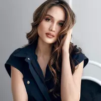 Mulai dari Nikita Willy hingga Jisoo BLACKPINK, berikut warna rambut untuk kulit kuning langsat ala seleb yang bisa dijadikan inspirasi. (Instagram/claurakiehl).