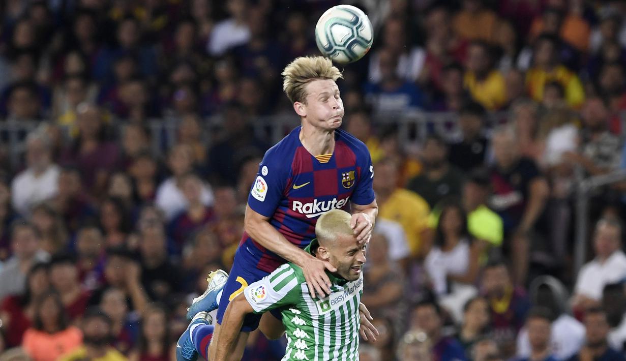 Sebagai pemain baru Barcelona, De Jong telah mencicipi posisi gelandang tengah (17 kali), gelandang bertahan (8), dan gelandang kiri (1). (AFP/Josep Lago)