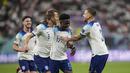 Gelandang Inggris, Bukayo Saka (kedua kanan) merayakan dengan rekan satu timnya setelah mencetak gol keempat timnya ke gawang Iran selama pertandingan grup B Piala Dunia 2022 Qatar di Stadion Internasional Khalifa di Doha, Qatar, Senin (21/11/2022). Dengan kemenangan ini, Inggris berada di puncak klasemen dengan tiga poin. (AP Photo/Martin Meissner)