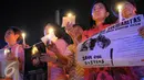 Sejumlah perempuan menyalakan lilin di Tugu Proklamasi, Jakarta, Jumat (13/5) Malam Solidaritas untuk Korban Kekerasan Seksual dilakukan sekaligus untuk memperingati 40 hari tragedi Wafatnya YY. (Liputan6.com/Helmi Afandi)