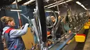 Seorang pekerja mengecek sepeda listrik Velib di pabrik Arcade Cycle di Paris, Prancis, (19/12). Sepeda yang dibuat dipabrik ini untuk disewakan di kota-kota di seluruh dunia khususnya di Prancis. (AFP Photo/Loic Venance)