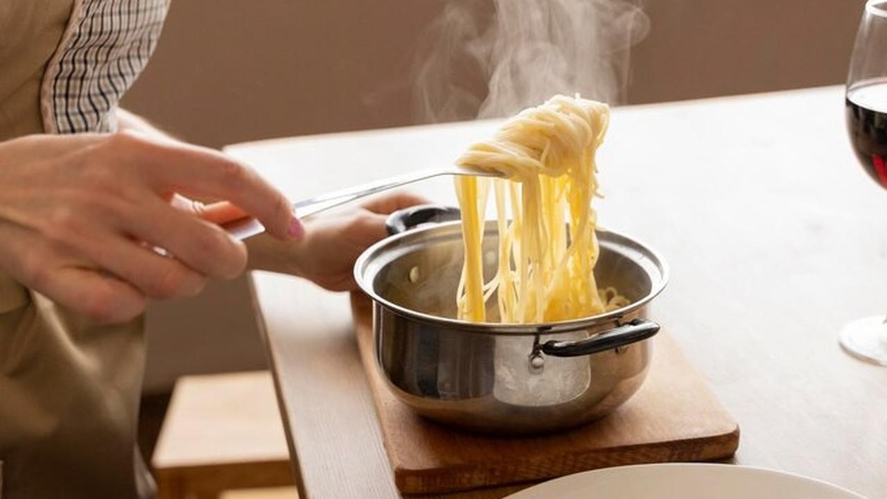 Mari kita eksplorasi fakta menarik seputar pasta dan alasan mengapa orang Italia tidak suka mematahkan spageti sebelum dimasak.
