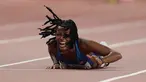 Sprinter Amerika Serikat, English Gardner frustasi setelah gagal melewati garis finish akibat cedera saat berlaga dalam semifinal 100 meter putri Kejuaraan Atletik Dunia di Doha, Qatar, Minggu (29/9/2019). Peraih medali emas olimpiade tersebut mengalami cedera hamstring. (AP Photo/Petr David Josek)