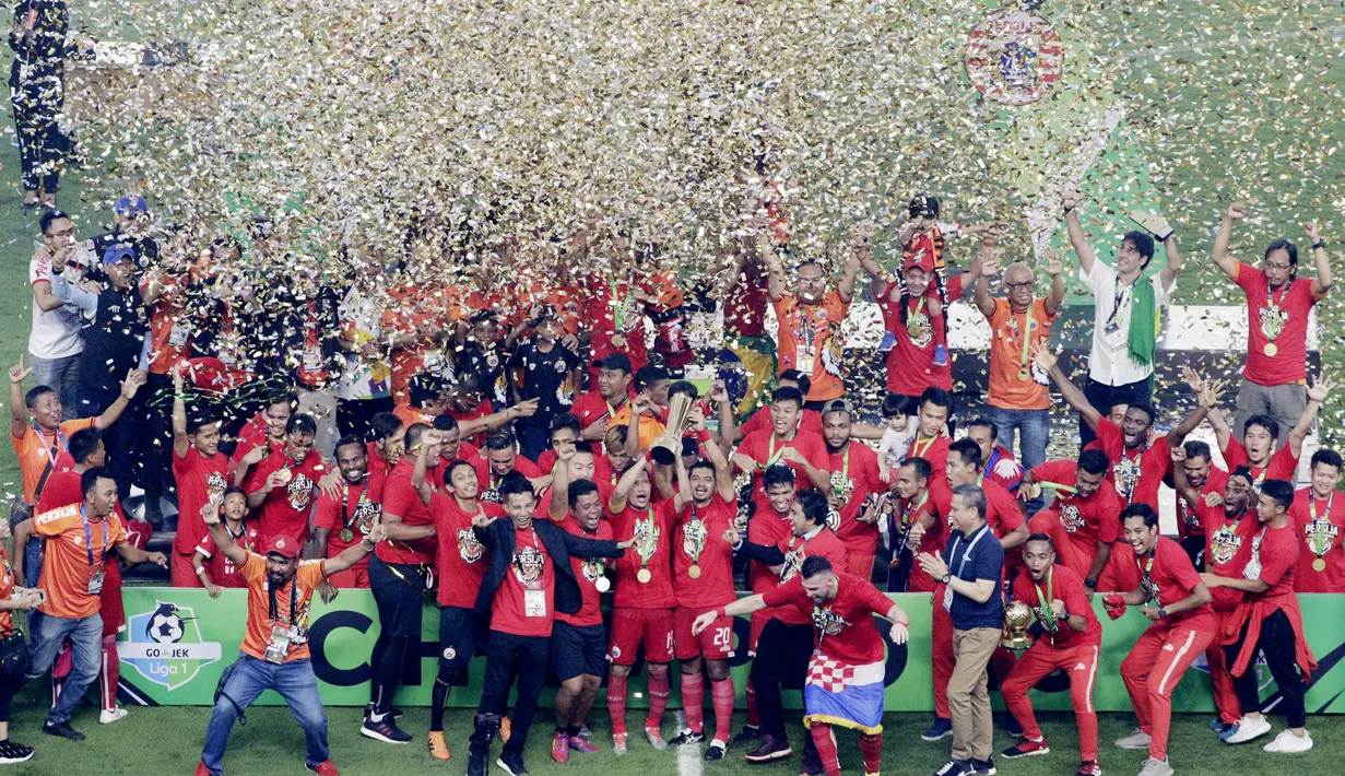 Pemain Persija Jakarta melakukan selebrasi usai menjuarai Liga 1 di SUGBK, Jakarta, Minggu (09/12). Persija Jakarta menang 2-1 atas Mitra Kukar. (Bola.com/M Iqbal Ichsan)