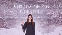 Pada konferensi pers, Han So Hee bicara soal insiden yang menyebabkannya terluka di sekitar matanya saat syuting Gyeongseong Creature pada Agustus tahun lalu. "Saya melukai diri saya sendiri karena saya sedikit serakah." (Foto: Netflix)