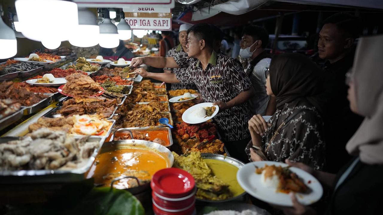 FOTO: Berbuka Ramadan dengan Nasi Kapau di Kramat Raya