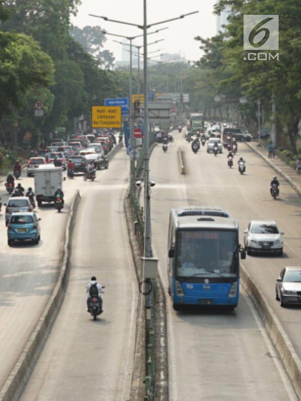 Kendaraan menerobos jalur bus Transjakarta di kawasan Pasar Rumput, Jakarta, Jumat (15/9/2019). PT Transportasi Jakarta bersama Dirlantas Polda Metro Jaya akan menerapkan tilang elektronik atau Electronic Traffic Law Enforcement (ETLE) mulai 1 Oktober 2019. (Liputan6.com/Immanuel Antonius)