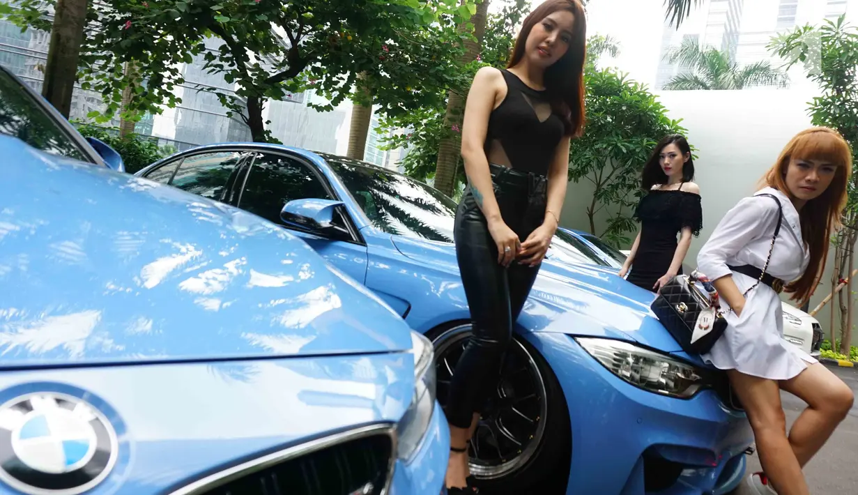 Tiga model berpose diantara mobil BMW F Series dalam acara 4th Komunitas BMW F Series di Jakarta, Sabtu (24/3). Komunitas F Series merupakan kumpulan para penggemar kendaran BMW dengan kode sasis 'F'. (Liputan6.com/Pool/Bio)