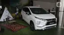 Unit mobil baru berada di salah satu showroom penjualan Mitsubishi kawasan Mampang, Jakarta, Senin (19/10/2020). Hal tersebut memang diharapkan mampu menstimulus pasar roda empat di Tanah Air, yang terdampak karena pandemi virus Corona Covid-19. (Liputan6.com/Herman Zakharia)