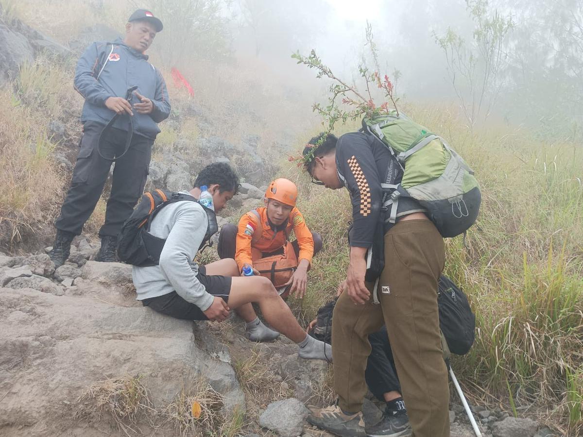 Dua pendaki saat dievakuasi, Rabu (9/9). (Dokumentasi Humas Basarnas Bali).