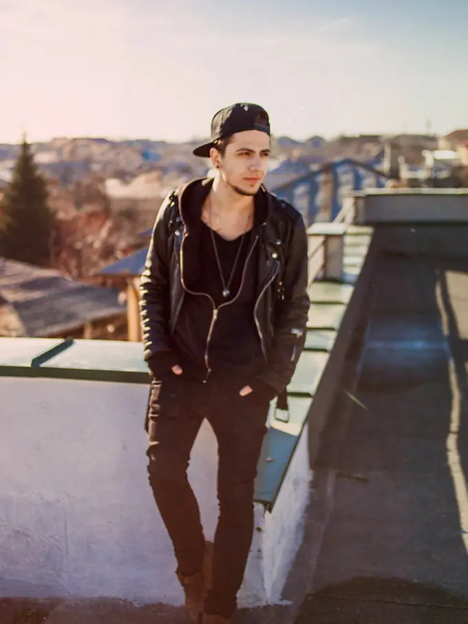 4 Alasan Kenapa Cowok Bandung Suka Pakai Jaket Kulit