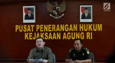 Kepala Pusat Penerangan Hukum Kejaksaan Agung, Muhammad Rum memberikan keterangan pers di Kejaksaan Agung, Jakarta, Kamis (3/8). Dalam kasus tersebut melibatkan Kajari Pamekasan, Rudi Indra dan Bupati Pamekasan,‎ Achmad Syafi'i. (Liputan6.com/Johan Tallo)