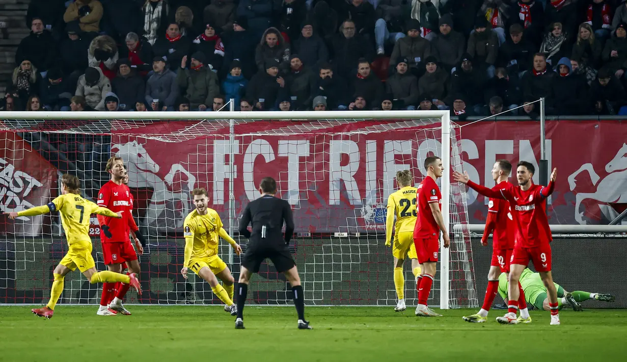 FC Twente kecolongan menjelang injury time. Patrick Berg membuat skor menjadi 1-1 pada menit ke-85. (AFP/Vincent Jannink)