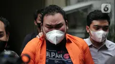 Tersangka komika Fico Fachriza saat dihadirkan dalam rilis kasus penyalahgunaan narkoba di Ditresnarkoba Polda Metro Jaya, Jakarta, Jumat (14/1/2022). Dalam penangkapan, polisi berhasil mengamankan barang bukti tembakau sistetis sebarat 1,45 gram. (Liputan6.com/Faizal Fanani)